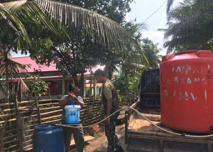 Butuh Solusi, Satgas TMMD Salurkan Bantuan Air Bersih di Kembang Ayun