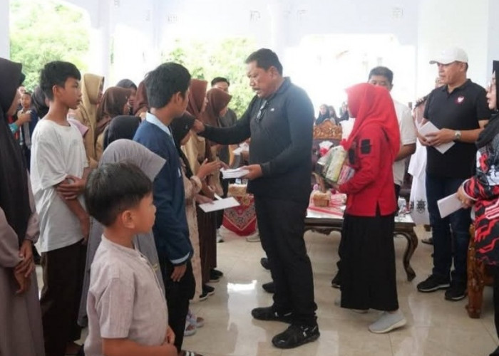 Bupati Mian Serahkan Santunan dan Bingkisan Kepada Anak Yatim Piatu di Bengkulu Utara