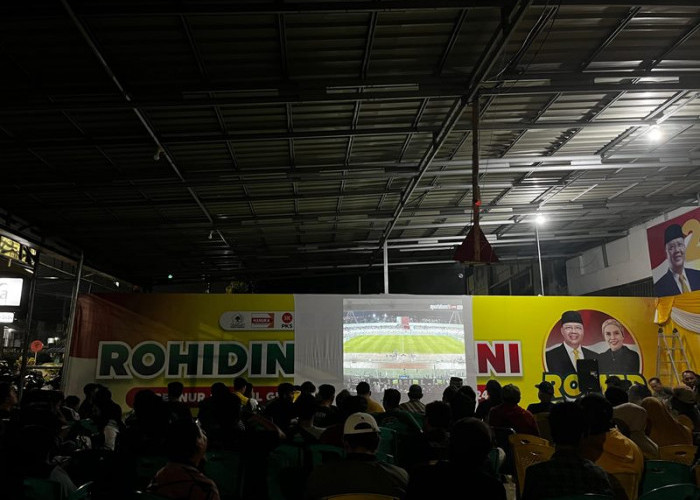 Meriah, Nobar Tim Nasional Indonesia VS Bahrain di Rumah Pemenangan Rohidin -Meriani