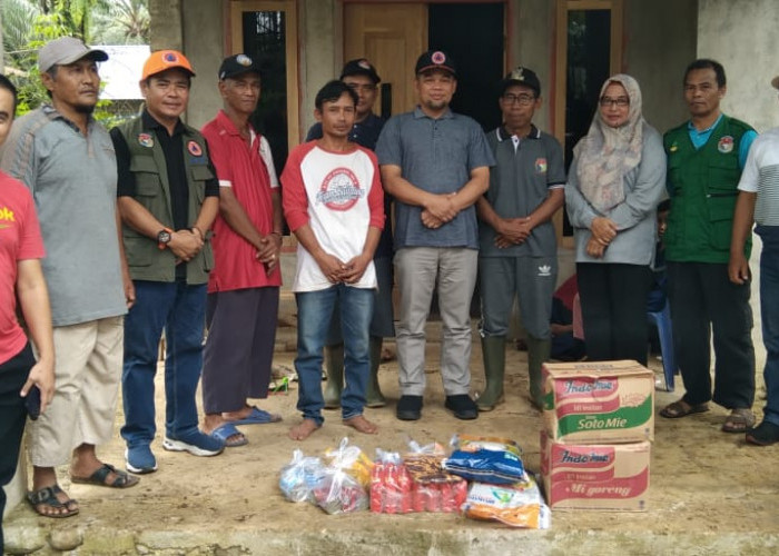 Angin Kencang, Rumah Warga Desa Sinar Jaya Kecamatan Air Manjunto Tertimpa Pohon Sawit 