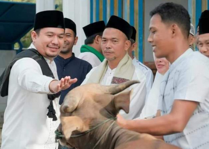 Wabup Arie Septia Shalat Idul Adha Bersama Warga Serumbung, Serahkan 2 Ekor Hewan Kurban