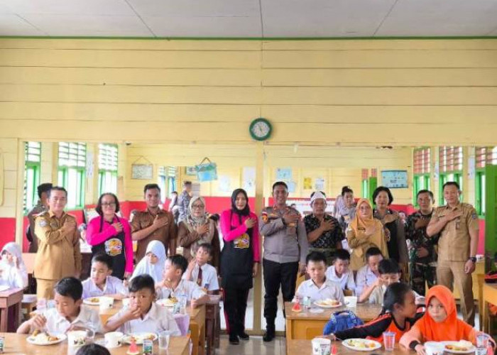 Disaksikan Camat, Polsek Enggano  Berikan Makanan Sehat dan   Bergizi Untuk Siswa SDN 51 Bengkulu Utara