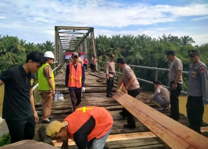 Polres Mukomuko Beserta Stakeholder Perbaiki Jembatan Lubuk Sanai