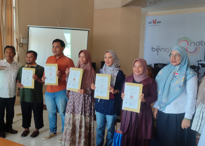 Dispar Provinsi Serahkan 44 Sertifikat HAKI untuk Usaha Ekonomi Kreatif Bengkulu