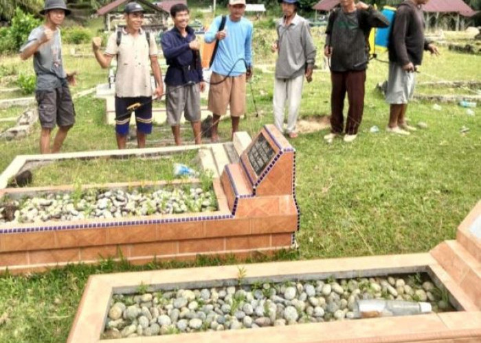 Pemdes Padang Nibung dan Masyarakat Gotong Royong Bersihkan Makam