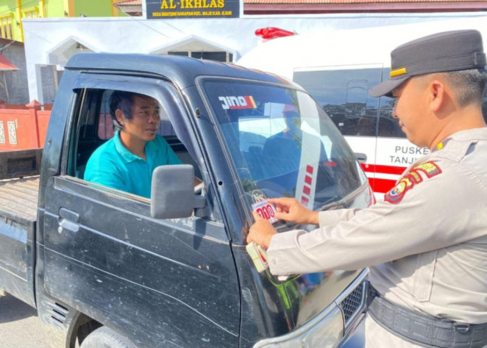 Polres Kaur Berikan Imbauan Tertib Lalu Lintas dan Pasang Stiker Layanan 110