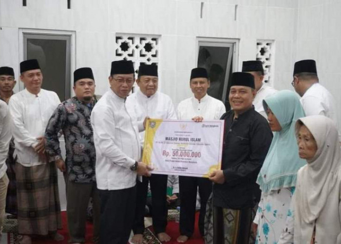 Pemprov Bengkulu Salurkan Dana Hibah Puluhan Juta Rupiah Saat Safari Ramadan di Masjid Nurul Islam Sukaraja