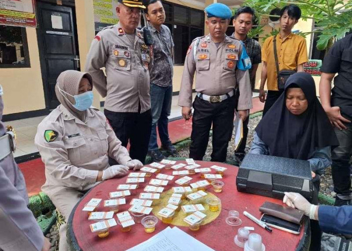 Berantas Narkoba,Polres Bengkulu Selatan Tes Urine Seluruh Personel