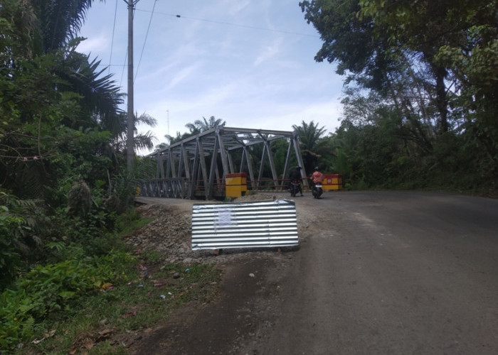 Lalu Lintas Dialihkan,  Jembatan Desa Batik Nau Direhab