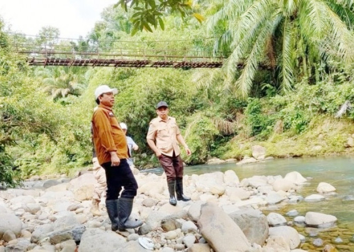 Tiga Fotografer Nyaris Hanyut,  Warga Simpang Minta Bangun Jembatan