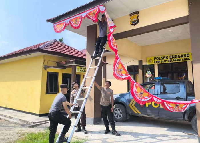 Polsek Enggano Pasang Umbul-Umbul dan Dekorasi Merah Putih