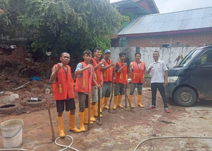  Dinas PUPR Bengkulu Langsung Beresin Pagar Roboh yang Sumbat Drainase