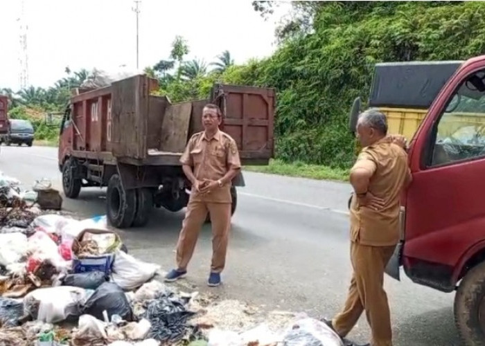 Dinas Lingkungan Hidup dan Kehutanan Bengkulu Selatan Angkut Sampah Menumpuk di Tebing Lubuk Manau