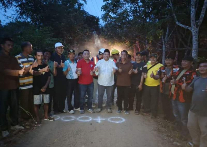 Menjelang Azan  Maghrib,  Bupati Seluma Bersama Masyarakat Lakukan Titik Nol Jalan Mulus