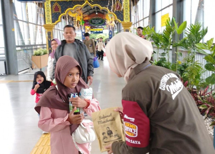 KAI Daop 8 Surabaya Bagikan Takjil Gratis bagi Penumpang KA Jarak Jauh di Stasiun Malang hingga H-1 Lebaran