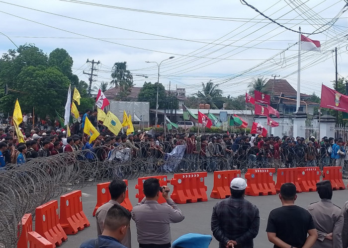 Mahasiswa Bengkulu Buka Blokade, Desak Masuk Kantor DPRD Provinsi Bengkulu