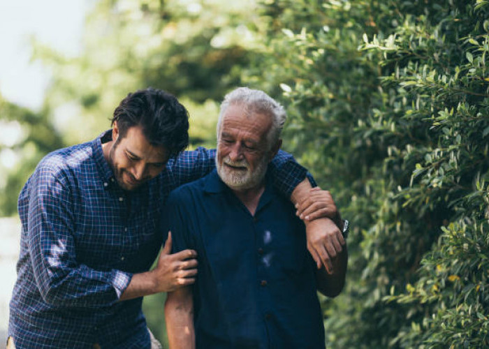 4 Tips Memahami Perasaan Orang Tua yang Sudah Sangat Tua