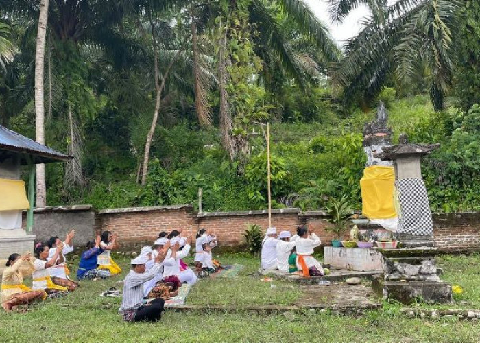 Rombongan Kapolsek Maje Pantau Perayaan Nyepi di Pardasuka, Ini Ibadah yang Dilakukan