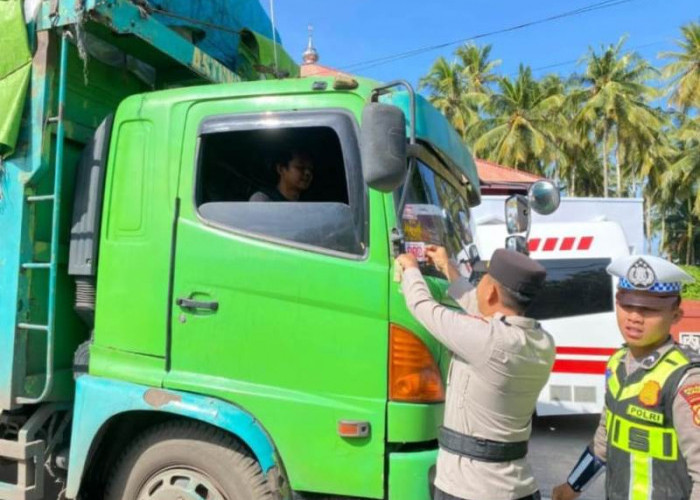 Pasang Stiker Layanan 110,  Polres Kaur Sampaikan Imbauan Tertib Lalu Lintas 