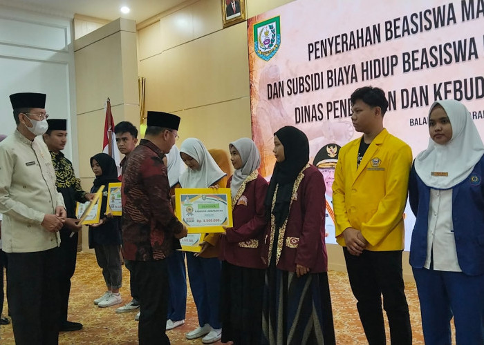 Mahasiswa Berprestasi di Provinsi Bengkulu Terima Beasiswa, Gubernur: Ini Bukti Perhatian Pemerintah