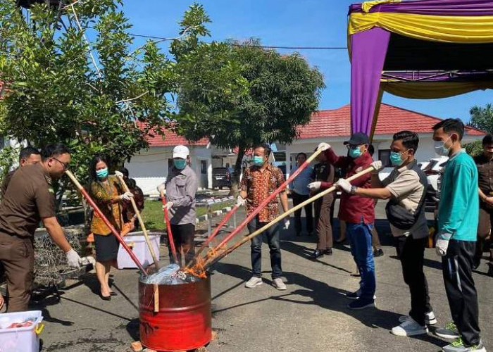 Dipimpin Kajari,   Barang Bukti Pidana Inkracht Dimusnahkan di Seluma