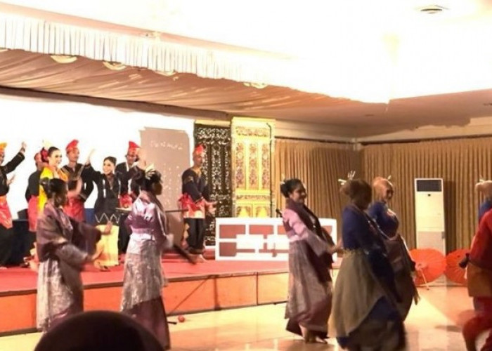 Pementasan 'Musang Berjanggut' Mahasiswa Sendratasik UNP Meriahkan Kota Bengkulu