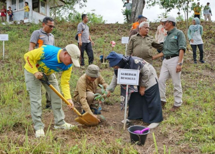  Gubernur Rohidin Mersyah Tanam Ratusan Pohon di Taman Hutan Raya Rojo Lelo