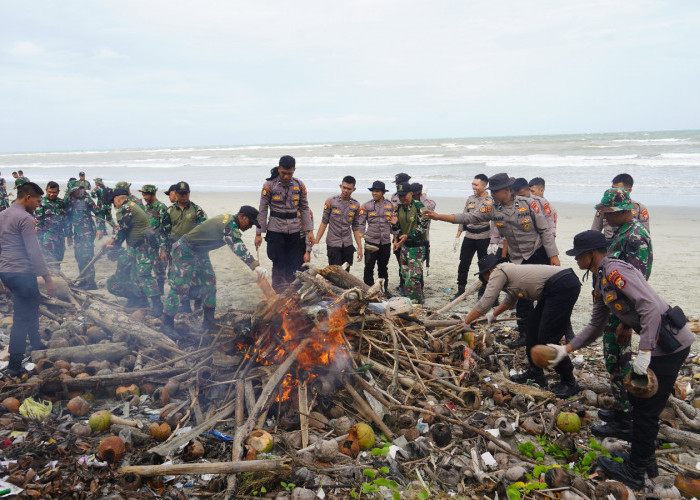 Semangat Sambut Hari Juang TNI AD, Korem 041/Gamas Bersihkan Pantai Panjang