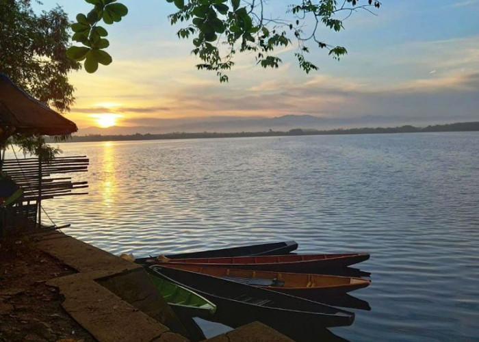 Wah, Pemandangan Danau Dendam Tak Sudah  Pagi Hari Sungguh Indah Sekali