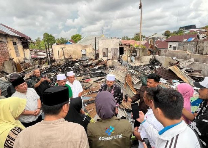 Tinjau Korban Kebakaran di Kebun Keling, Gubernur Bengkulu Salurkan Bantuan Rp 20 Juta