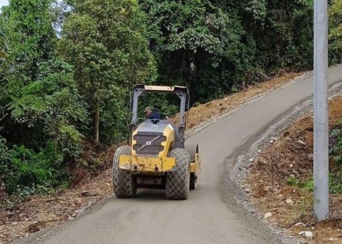 Jalan  di UPT Air Sulian Kedurang Akhirnya  Dihotmix,  Pemasangan Jaringan Listrik Dikabulkan