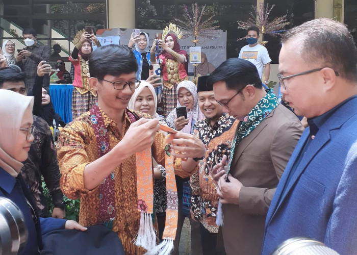 Ikatan Mahasiswa Pascasarjana Bengkulu IPB Kenalkan Batik Besurek ke Ridwan Kamil dan Rektor IPB