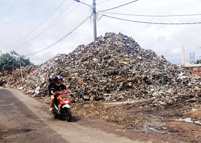 Sampah Menumpuk di Stadion GOR Sawah Lebar