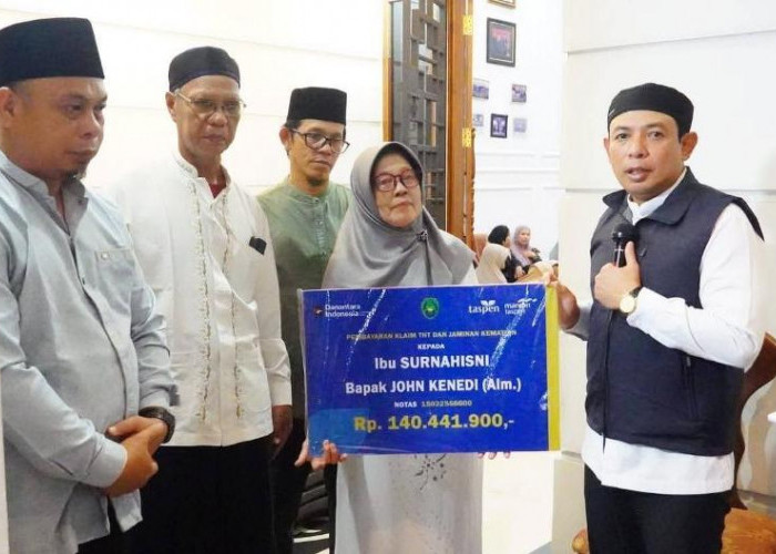 Walikota Bengkulu Serahkan  Dokumen 4 In 1 di Jalan Ciliwung Raya