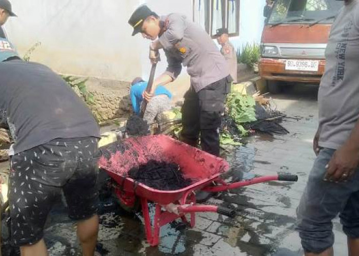 Polsek Ketahun Gotong Royong Bersihkan Saluran Air