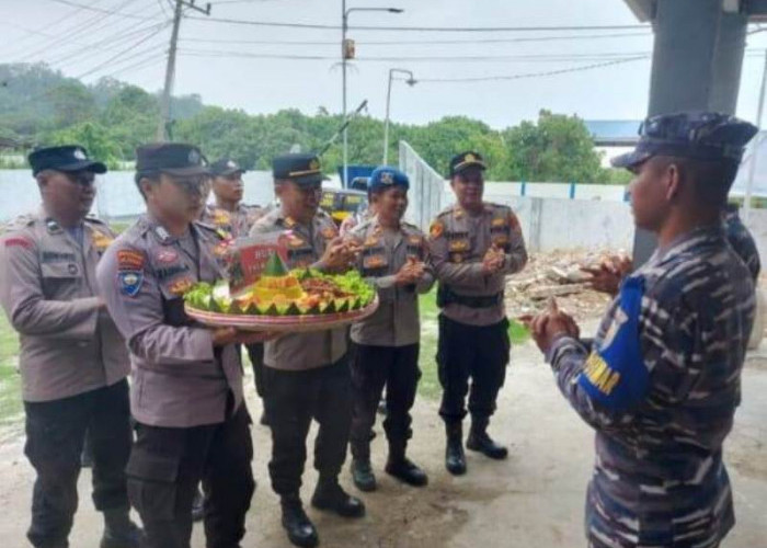 Ucapkan HUT TNI, Polisi Kaur Ramai-Ramai Sambangi Pos AL Linau