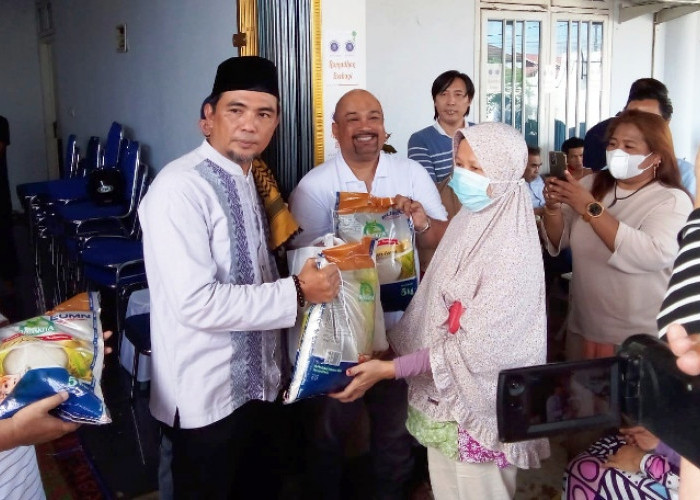 Sukses di Kepahiang, IKA UII Bengkulu Bagikan 200 Paket Bapok 