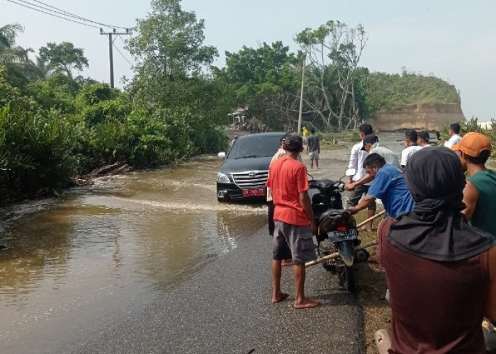 Lalu Lintas Dialihkan Polsek, Air Laut Kembali Naik ke Jalan Lintas Barat