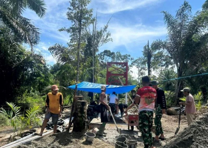TNI Bersama Masyarakat Bangun  Jembatan Gantung di Pino Baru