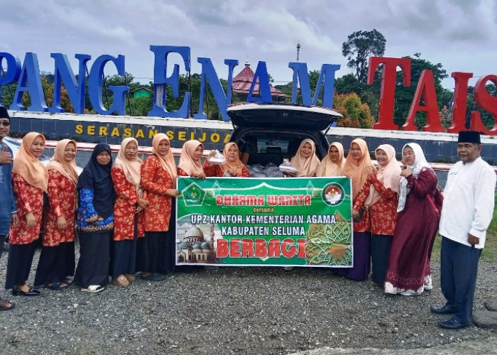 Dharma Wanita Persatuan dan Keluarga Besar Kemenag Seluma Bagikan Ratusan Takjil