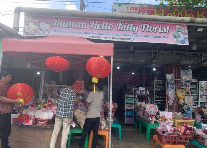  Warga Bengkulu  Serbu Toko dan Rumah Penjual Pernak Pernik Imlek dan Valentine