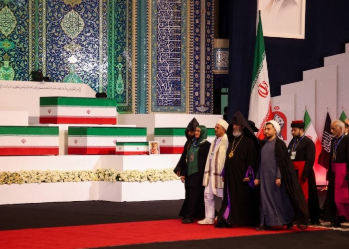 Para Pejabat Tinggi Iran dan Delegasi Internasional Beri Penghormatan Terakhir kepada Ali Khamenei