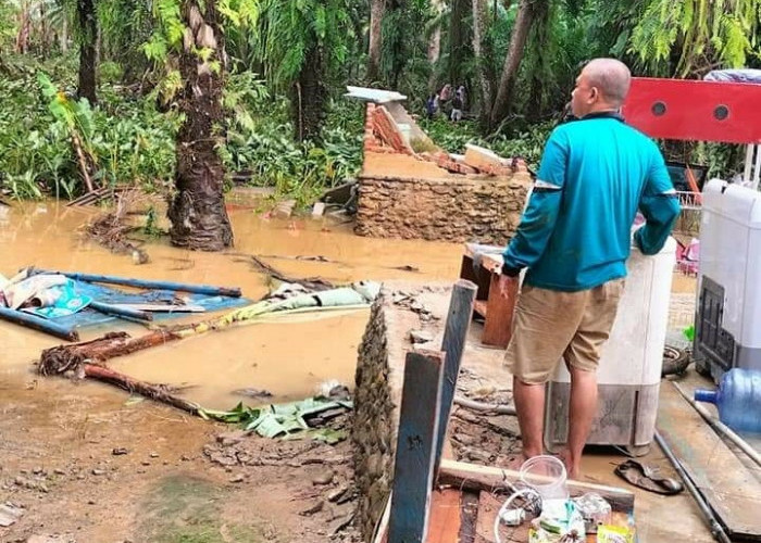  Perjuangkan Bangun Rumah   yang Rusak Akibat Banjir