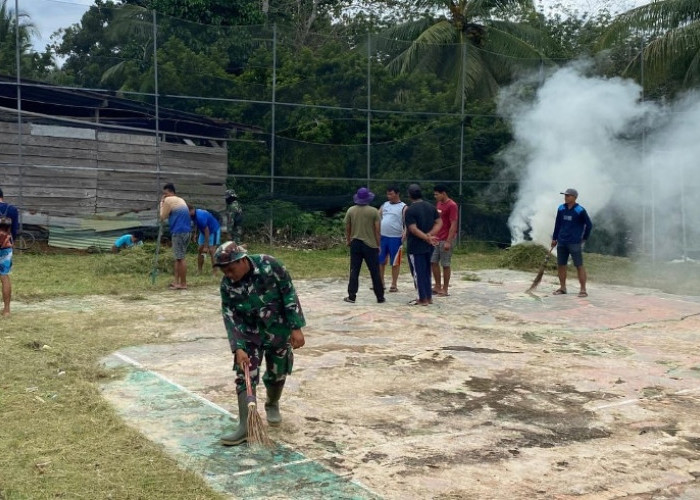 Bersihkan Lingkungan, Satgas TMMD  Kodim 0423 BU Bergandengan Tangan  dengan Masyarakat  Desa Bukit Tinggi