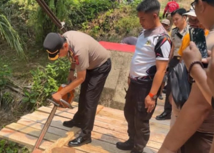 Kapolres Kaur Turun Langsung Pantau Progres Jembatan Merah Putih Presisi di Kecamatan Tetap