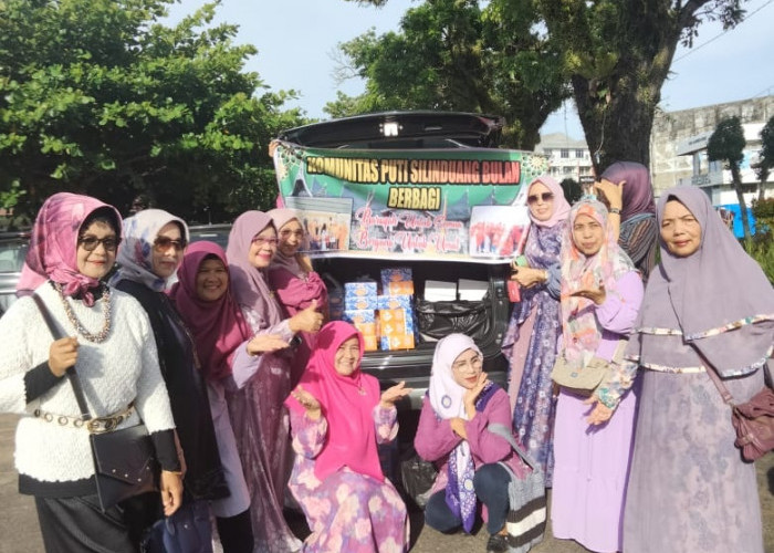 Komunitas Puti Silinduang Bulan Bagi Nasi Kotak Untuk Kaum Dhuafa