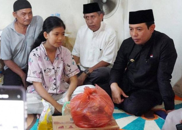 Walikota Bengkulu Kunjungi dan Bantu Warga yang Sakit