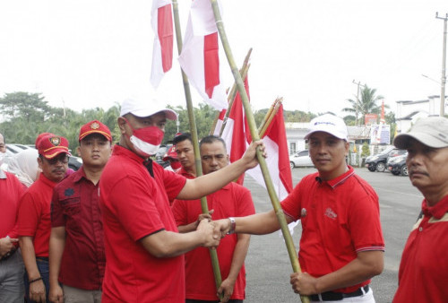 Pemkab Benteng Bagikan Ribuan Bendera kepada Masyarakat