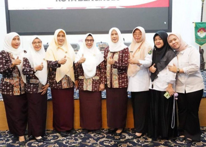 Ketua Dharma Wanita Persatuan  Kota Bengkulu Ajak Anggota  Berbelanja di  Pasar Lokal