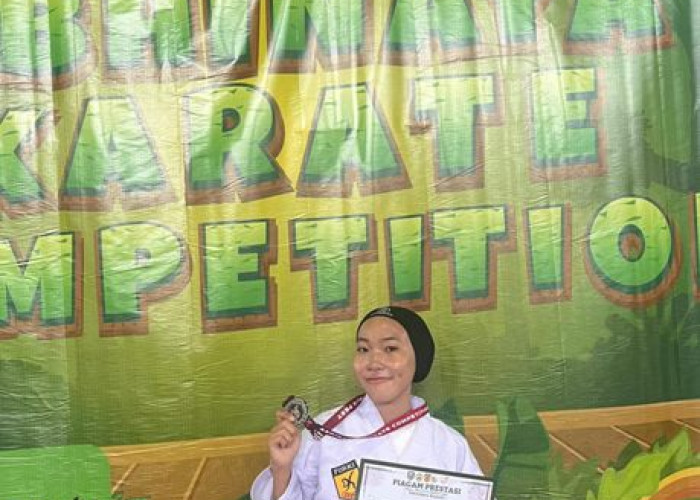 Reza Oktavia Raih Juara 2  Open Tournament Abhinaya Karate Competition